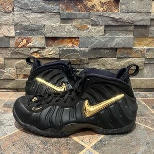 Nike foamposite black metallic gold